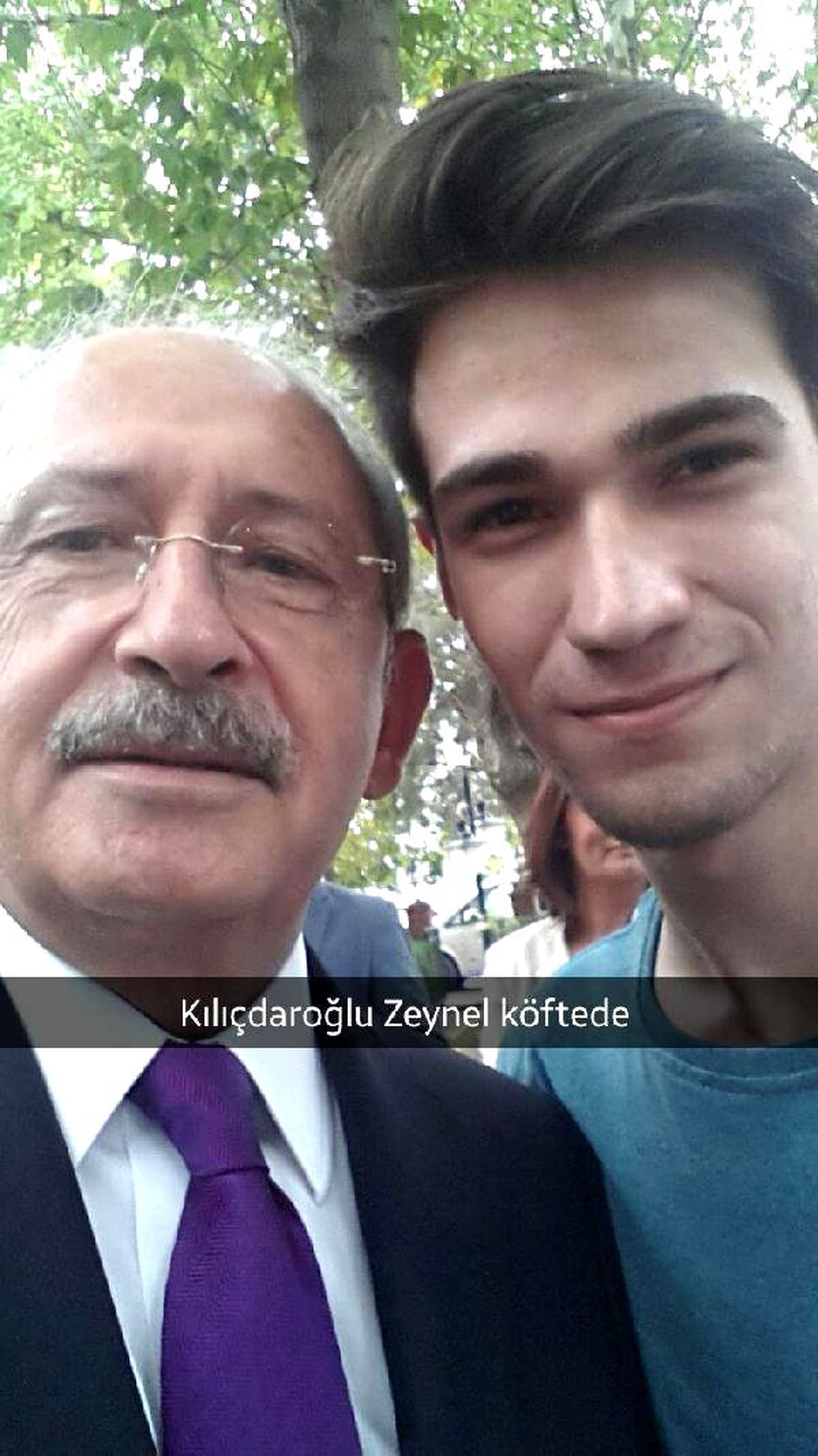 Kılıçdaroğlu, Selfie Çekerken Elleri Titreyen Hayranına Yardım Etti
