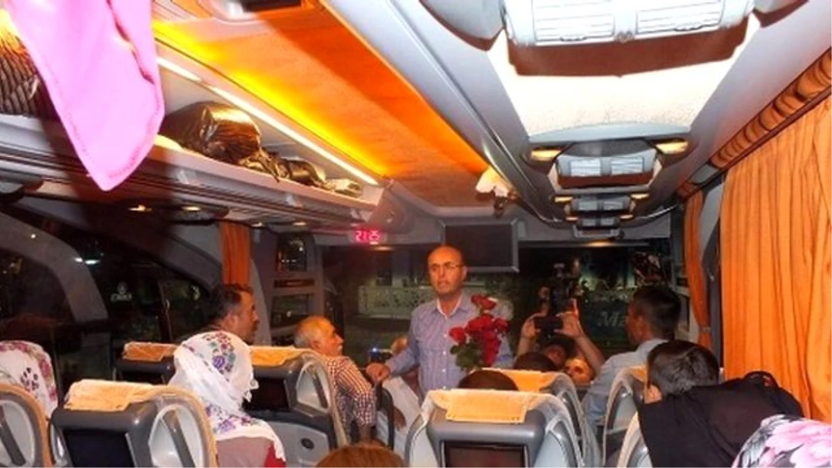 Kırşehir\'de Doğuya Giden Otobüs Yolcularına Çikolata İkram Edilip Çiçek Verildi
