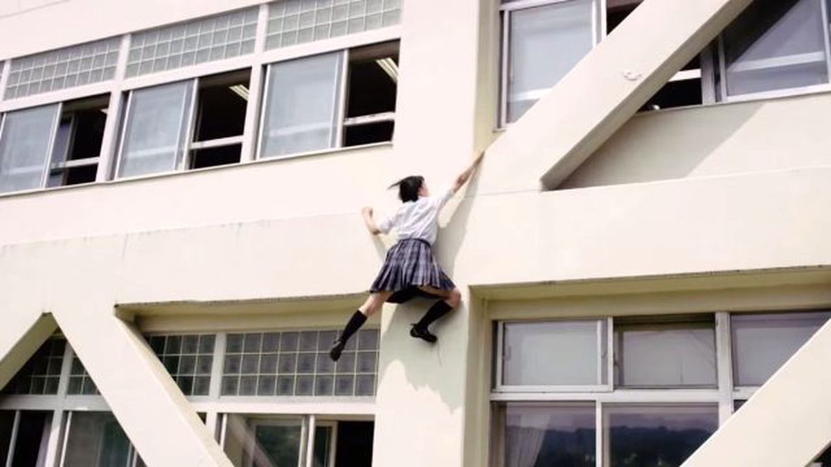 Lise Öğrencisi Sınıfa Girmek İçin Kapıyı Kullanmıyor