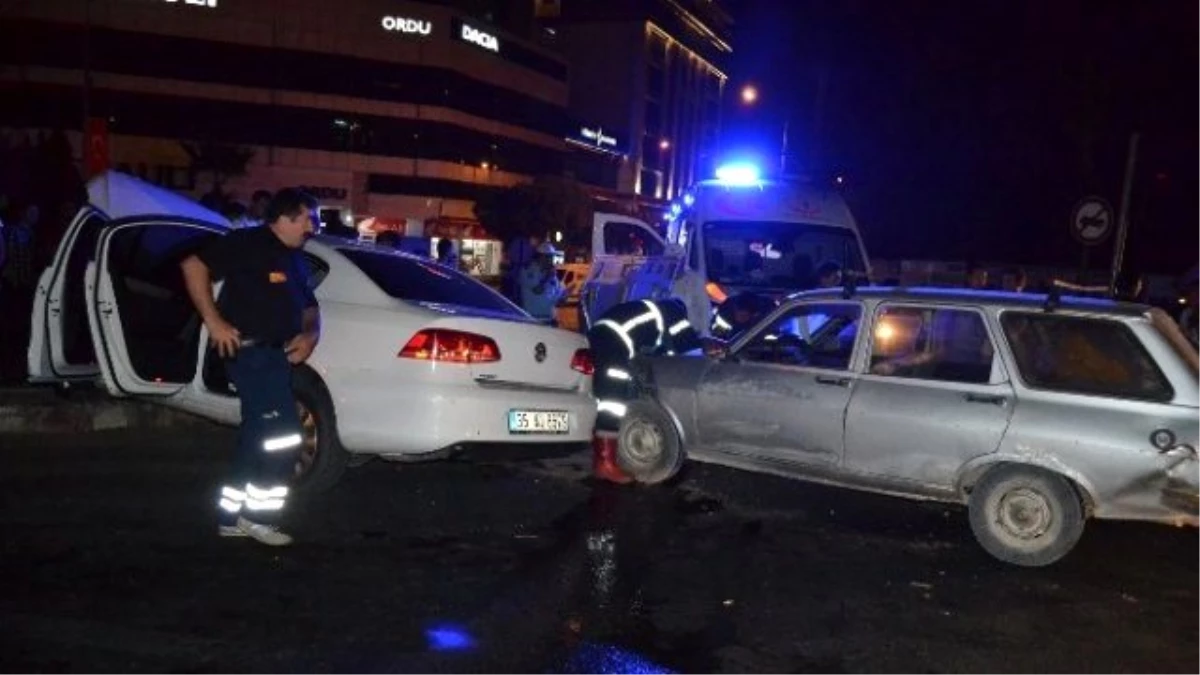 Manisa\'da İki Otomobil Çarpıştı: 2 Yaralı