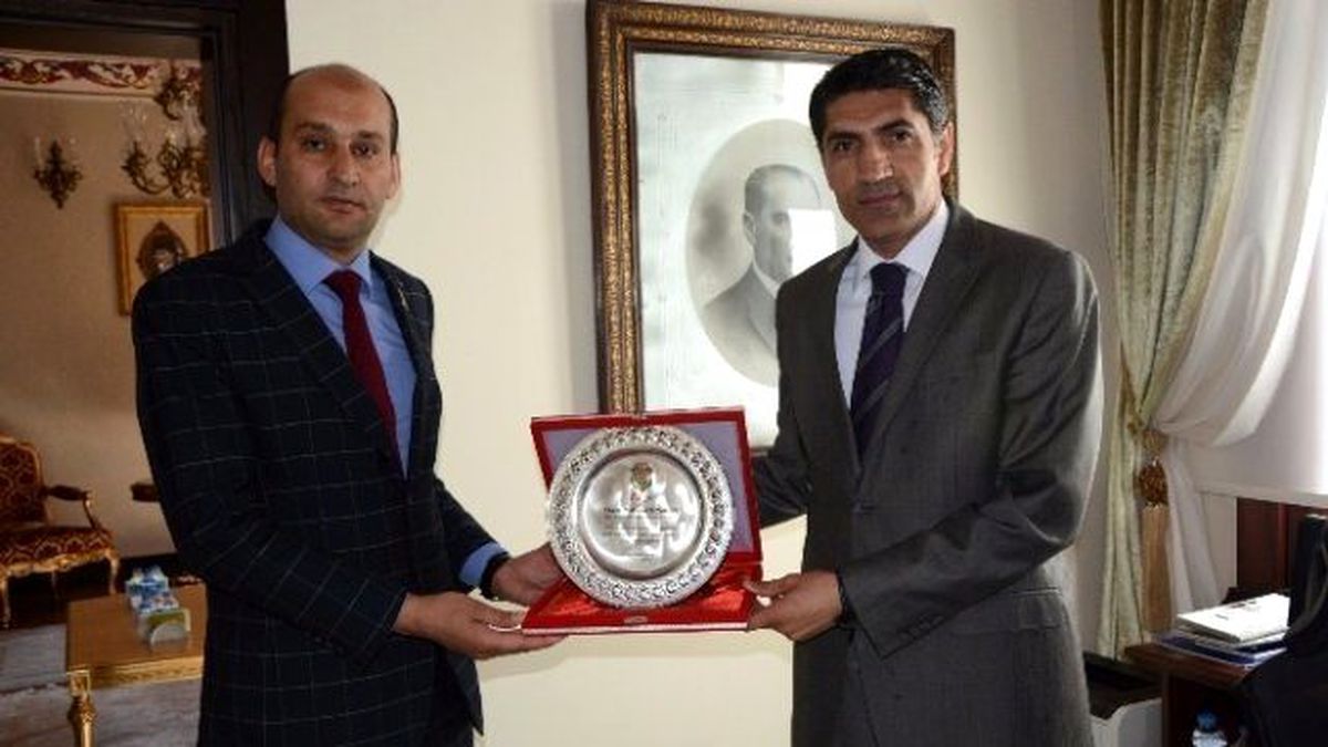 Mehmet Özşahin\'e Şehit Ailelerinden Teşekkür Plaketi