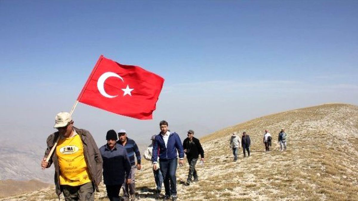 Oltulu Doğa Severler Şehitler İçin Yürüdüler
