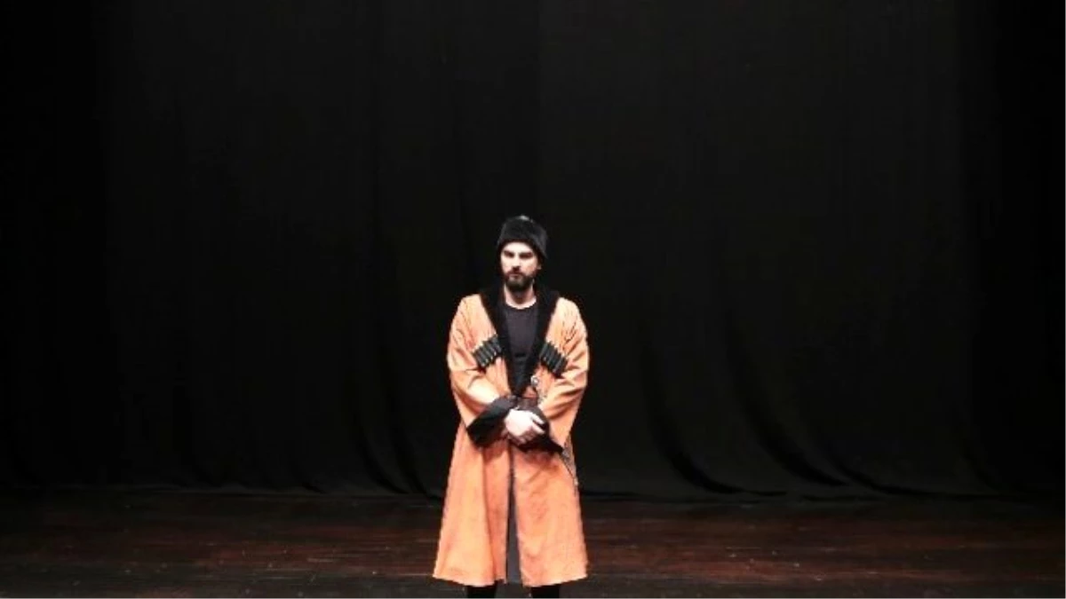 Kurtlar Vadisi\'nin Küpeli\'sinden Türk Tiyatrosunda Bir İlk