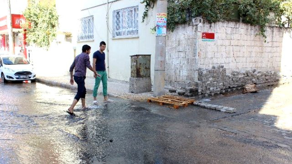 Patlayan Su Borusu Mahalleyi Gölete Çevirdi