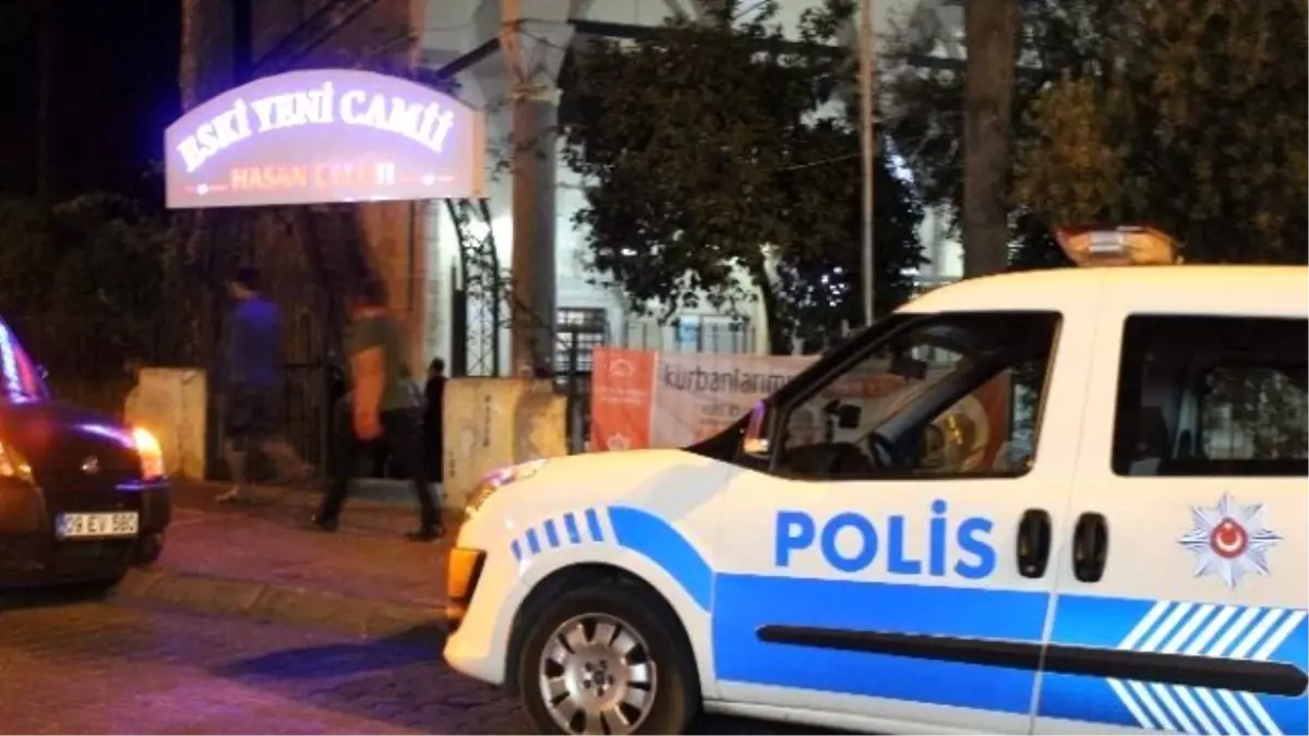 Polislerin Namaza Geleceğini Hesaba Katmayan Kafadarlar Camiden Uzaklaştırıldı