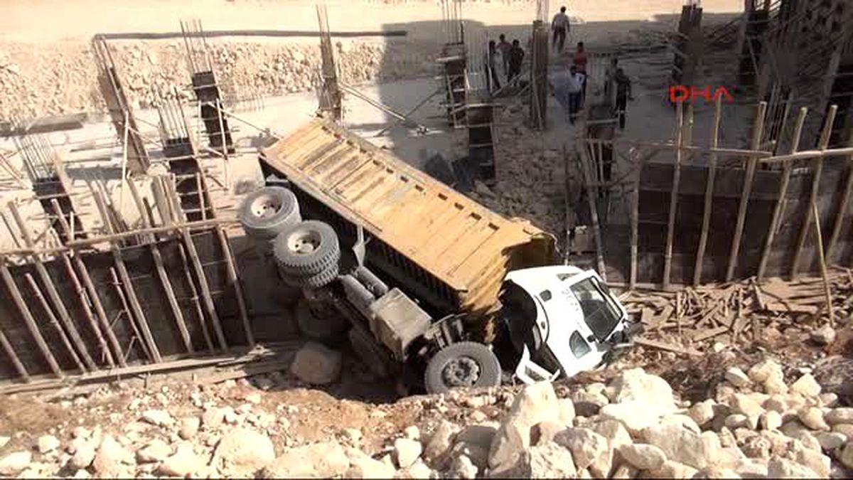 Şanlıurfa Freni Boşalan Kamyon İnşaata Devrildi