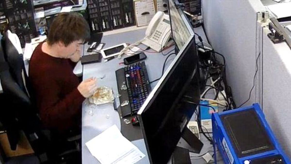 Yemek Yiyen Adamın Önündeki Cam Kap Birdenbire Patladı