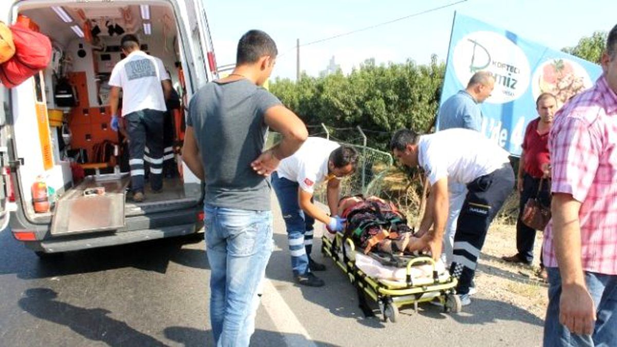 Takla Atan Araç Şeftali Bahçesine Uçtu: 3 Yaralı
