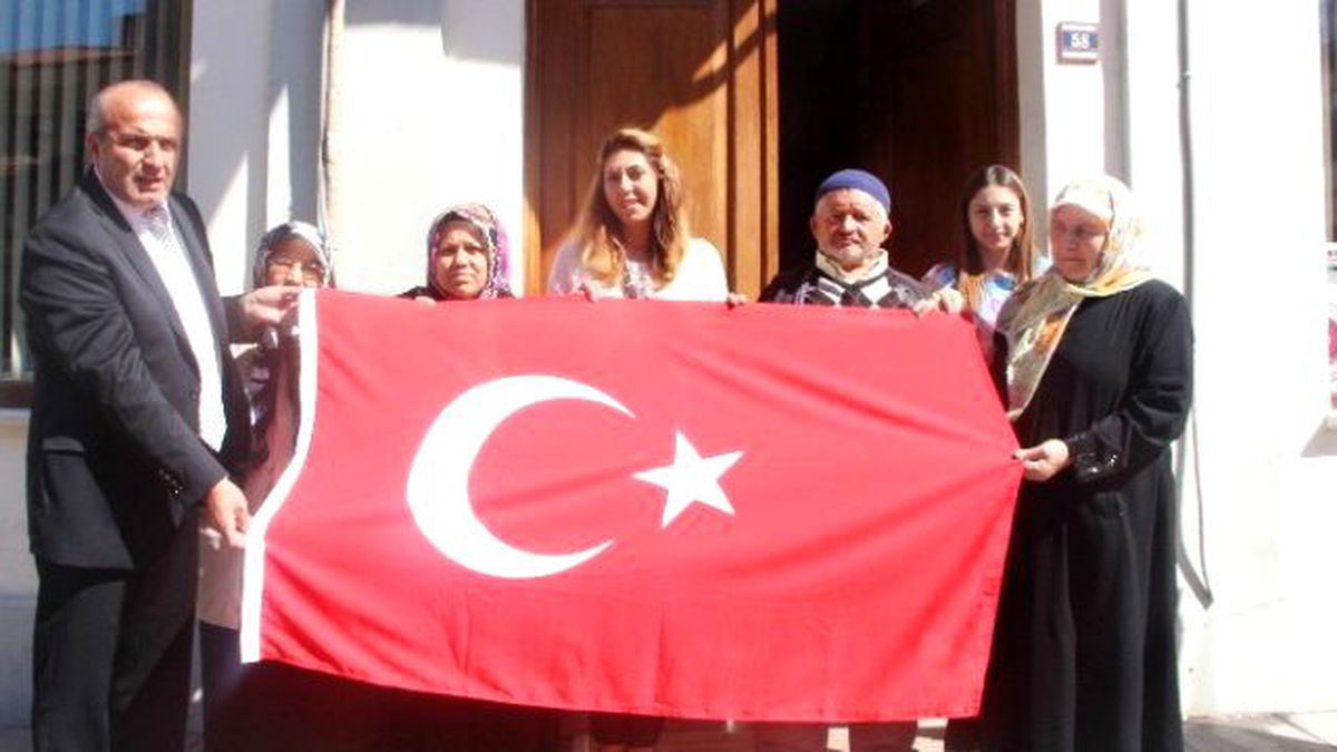Taşköprü Belediyesi 3 Bin Adet Türk Bayrağı Dağıttı