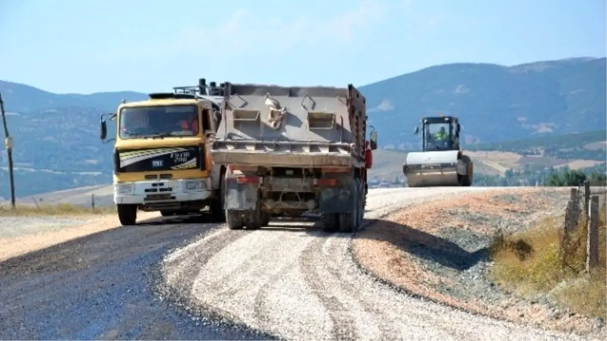 Tokat\'ta Köy Yollarında Asfalt Çalışması