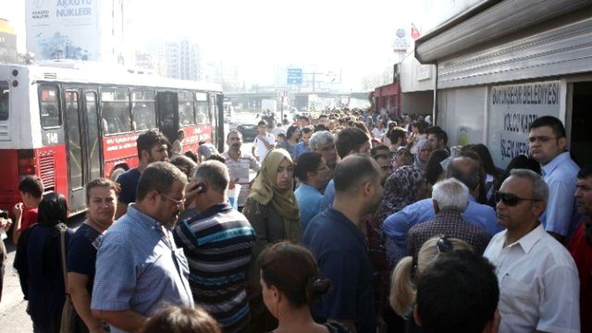 Yüzlerce Kişilik Kentkart Kuyruğu
