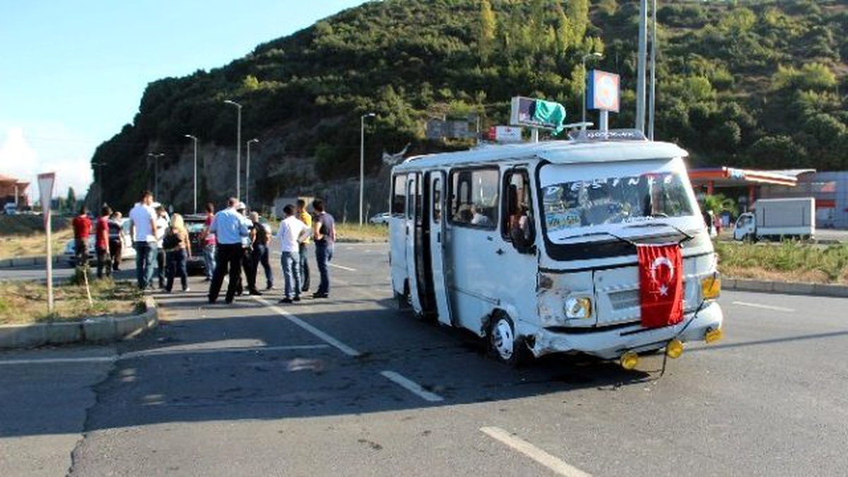 Zonguldak\'ta İşçi Servisi Otomobile Çarptı: 10 Yaralı