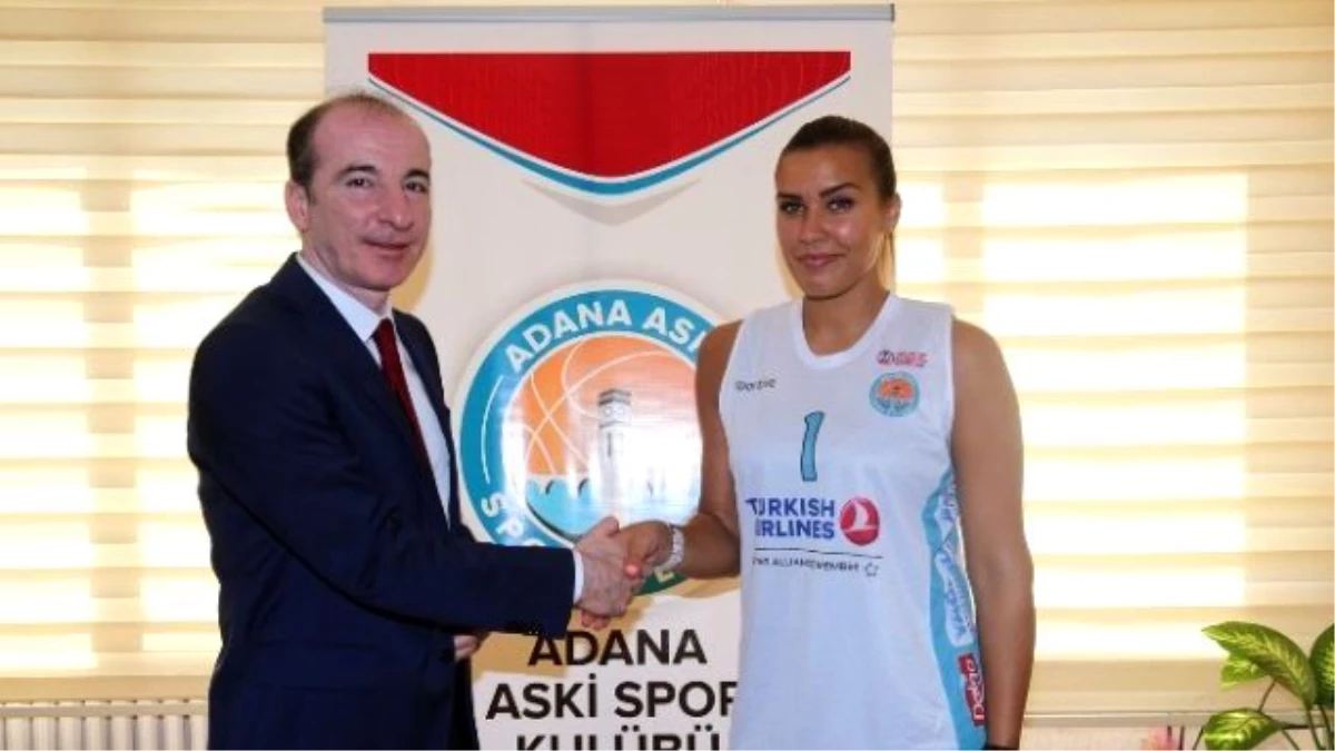 Adana Aski Spor\'da Kamile Nacickaite Resmi İmzayı Attı