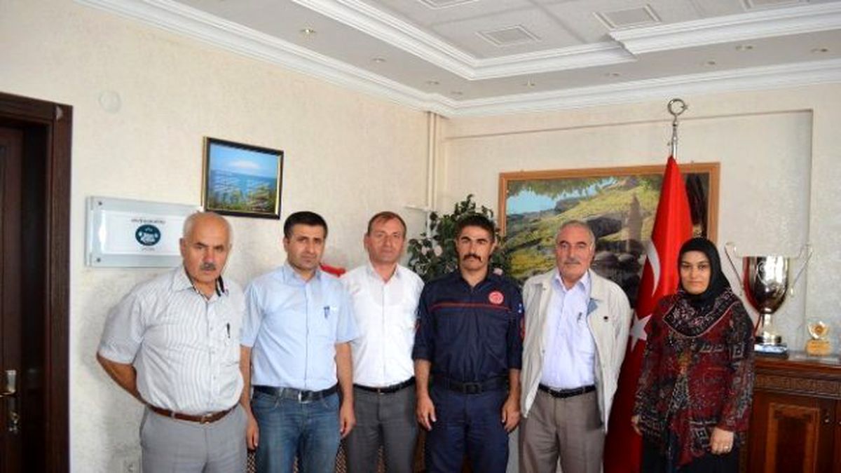 Adilcevaz Belediyesi\'nden Hakan Karahan\'a Plaket