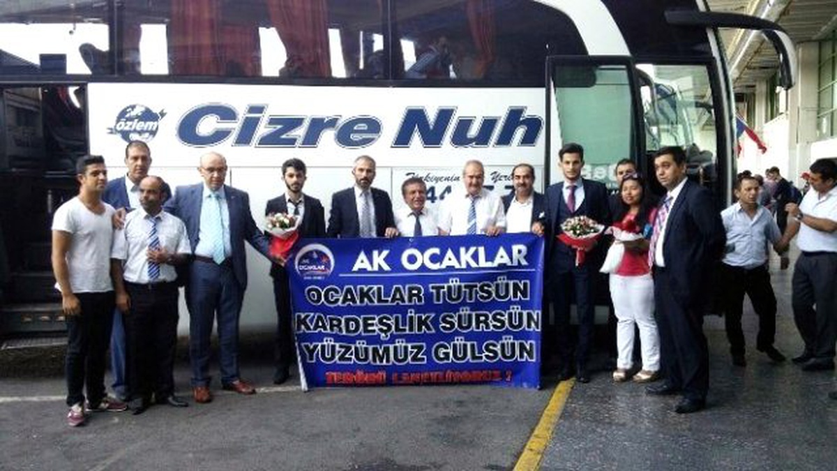 Ak Ocakları Güneydoğu ve Doğu Anadolu\'dan Gelen Vatandaşları Karanfille Karşıladı