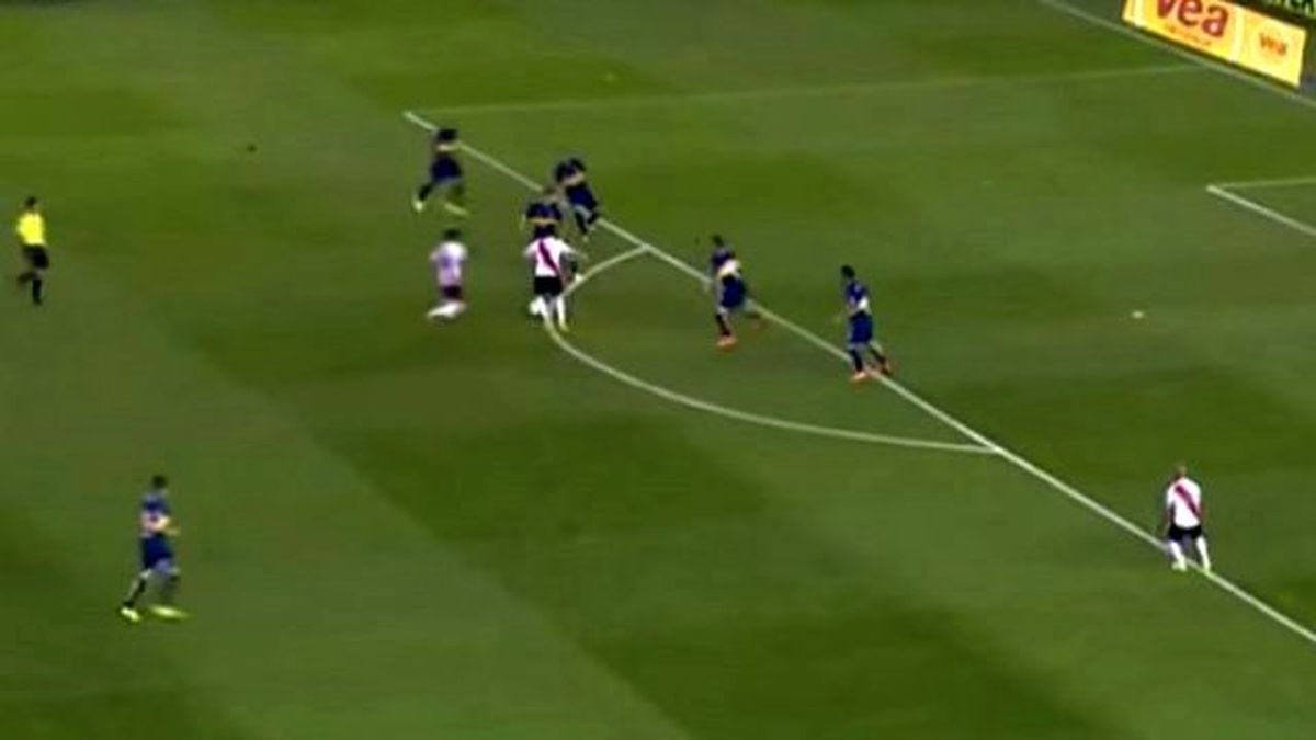 Akılalmaz Pozisyon! Kendi Arkadaşını Bir Tekmeyle Yere Serdi