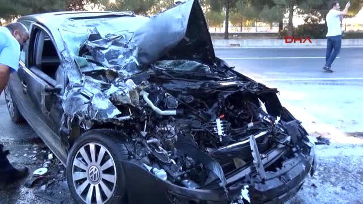 Antalya - Otomobil Otobüse Çarptı: 3 Yaralı