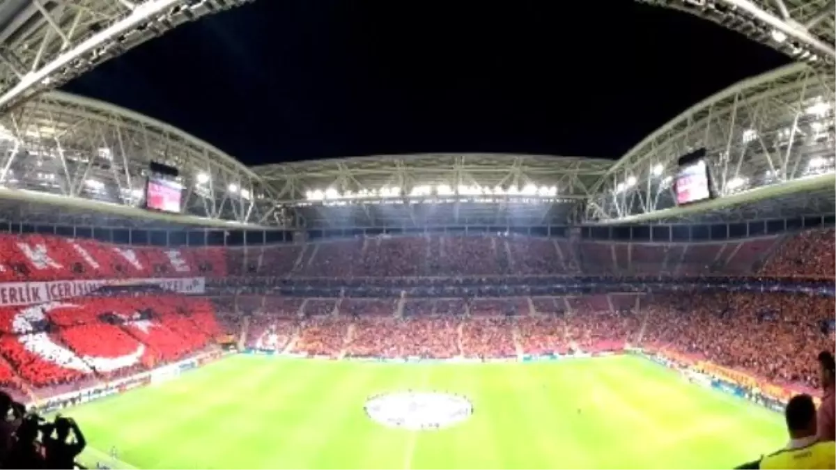 Arena\'da Taraftarlar, Türk Bayrağı Koreografisi Yaptı