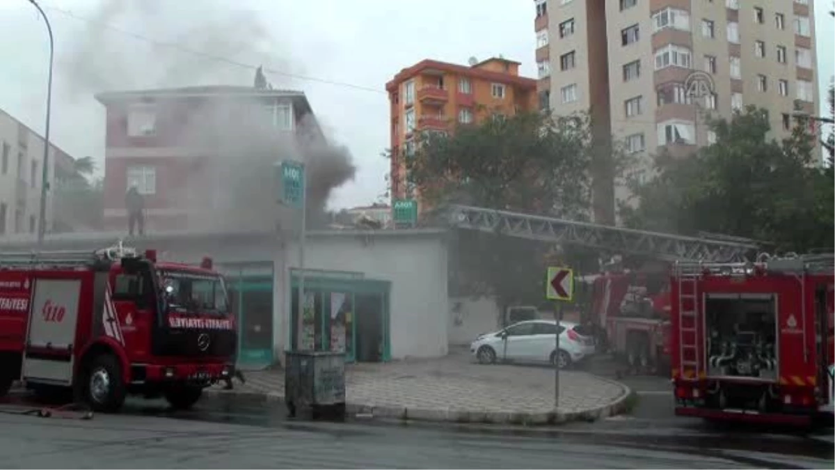 Ataşehir\'de Çıkan Yangında Bir Market Zarar Gördü