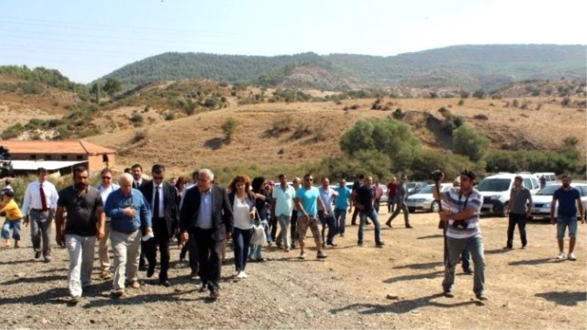 HDP\'li Bakan Doğan\'dan Reyhanlı Şehidinin Evine Taziye Ziyareti