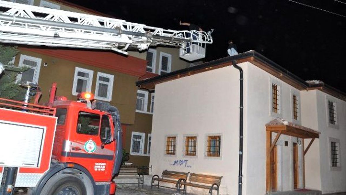 Caminin Çatısında Mahsur Kaldı
