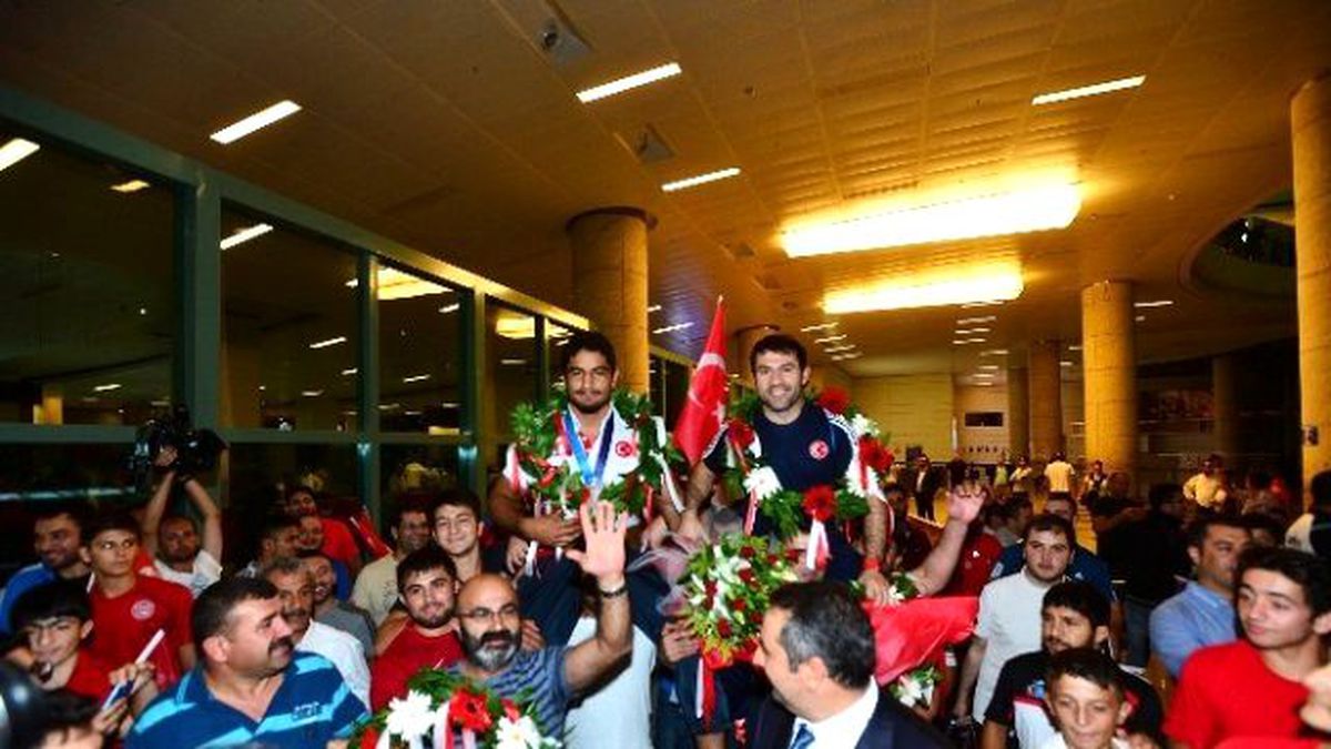 Dünya Şampiyonu Akgül\'e Coşkulu Karşılama