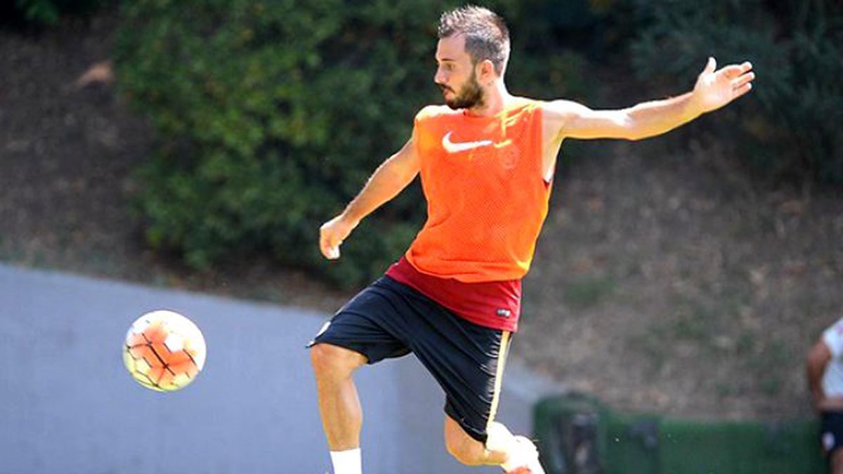 Galatasaraylı Taraftarlar Emre Çolak'ı Islıkladı