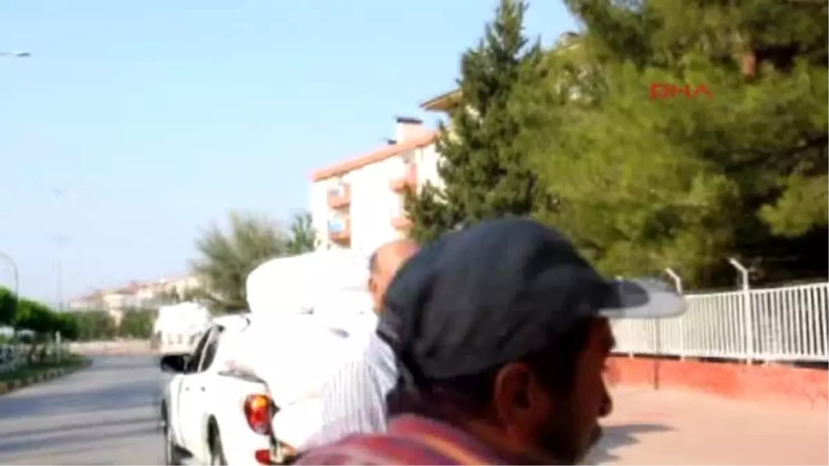 Gaziantep - Kamyonetten Yola Savrulan Çuvallar Zor Anlar Yaşattı