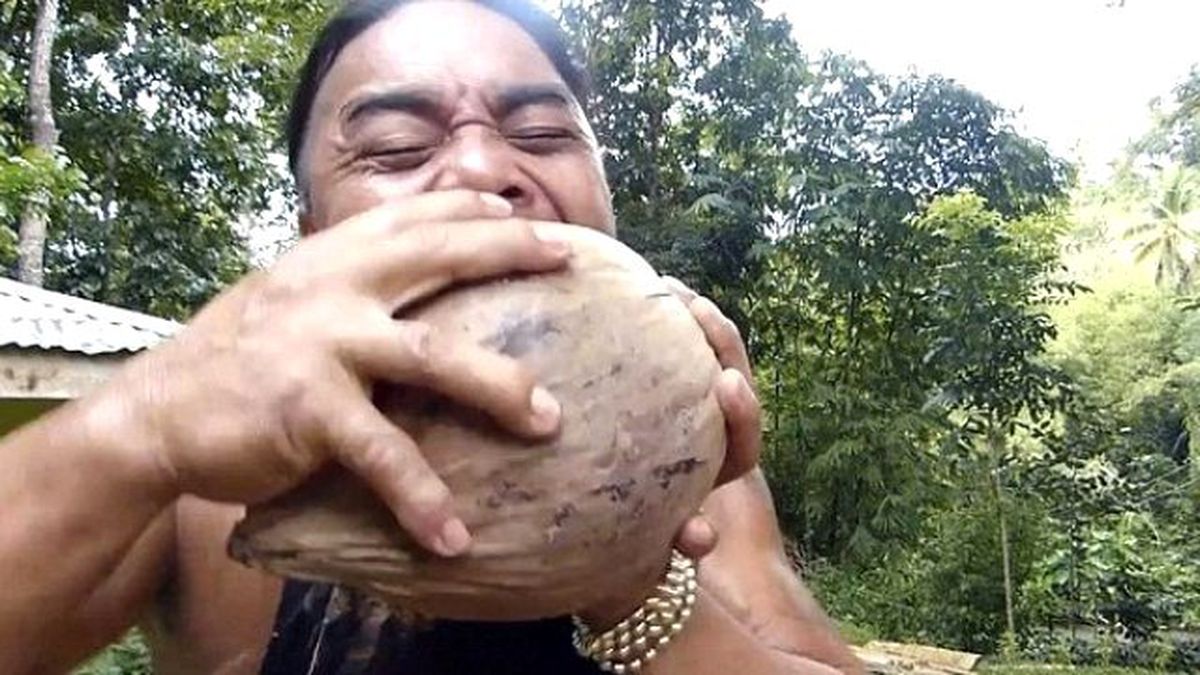 Hindistan Cevizini Dişleriyle Parçaladı