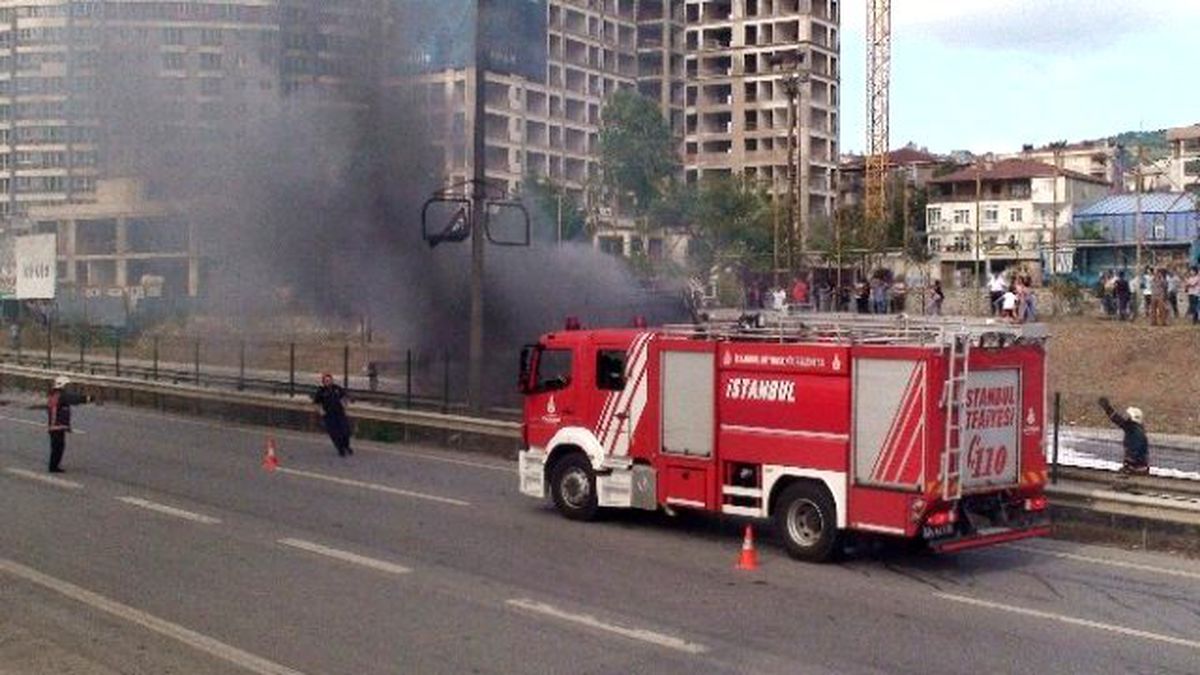 Kamyon Yangını Yolu Bir Saat Trafiğe Kapattı