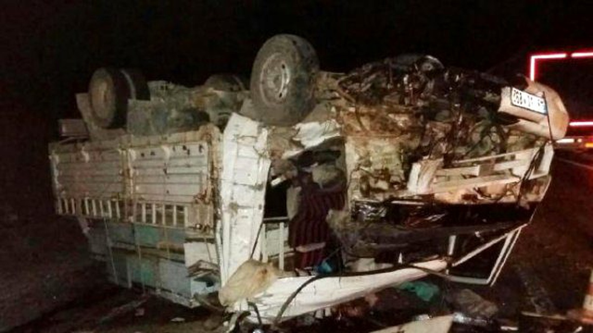 Kamyonetle Otobüs Çarpıştı: 1 Ölü, 1 Yaralı