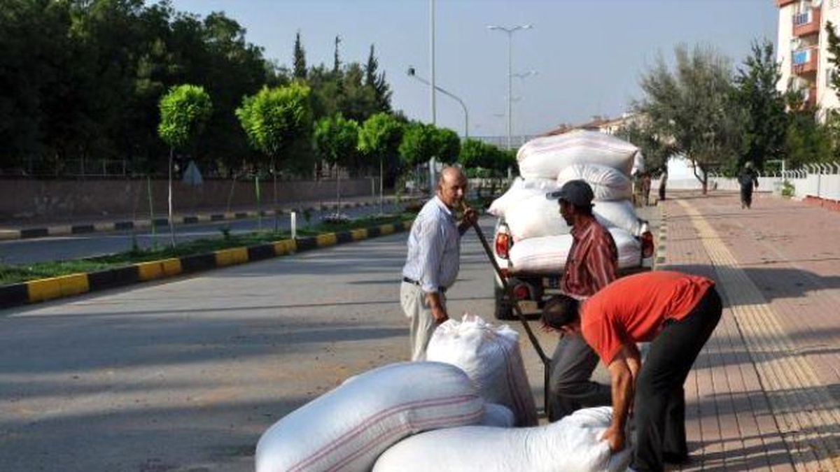 Kamyonetten Yola Savrulan Çuvallar Zor Anlar Yaşattı