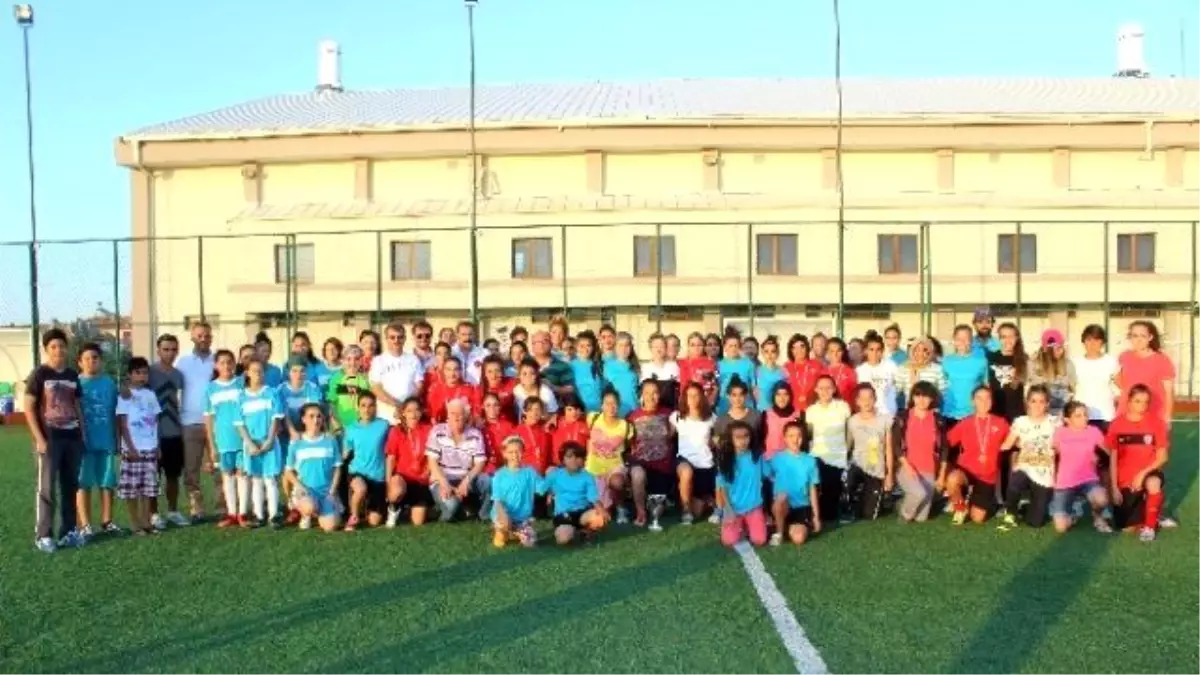 Karaman\'da Gazi Çalışkan Bayan Futbol Turnuvası Ödül Töreni