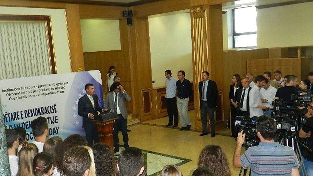 Kosova\'da Dünya Demokrasi Günü? Kutlandı