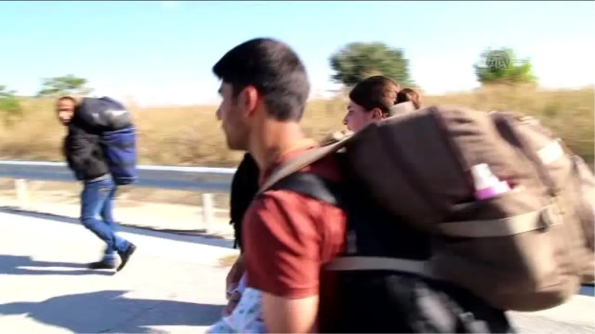 Sığınmacılar Edirne\'ye Doğru Yürüyor