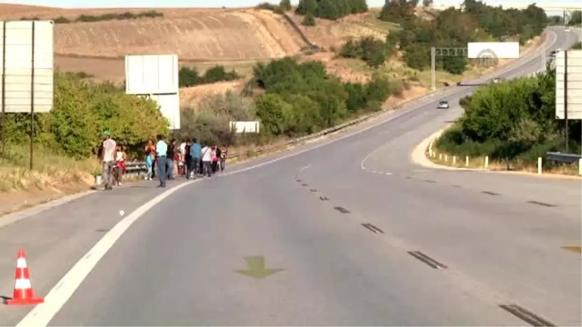 Sığınmacılar, Tem Otoyolu Gişelerine 4 Kilometre Kala Jandarma Tarafından Durduruldu