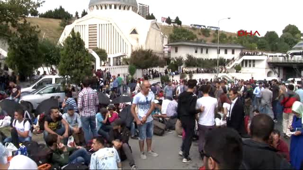 Sığınmacıların Otogarda Bekleyişi Sürüyor
