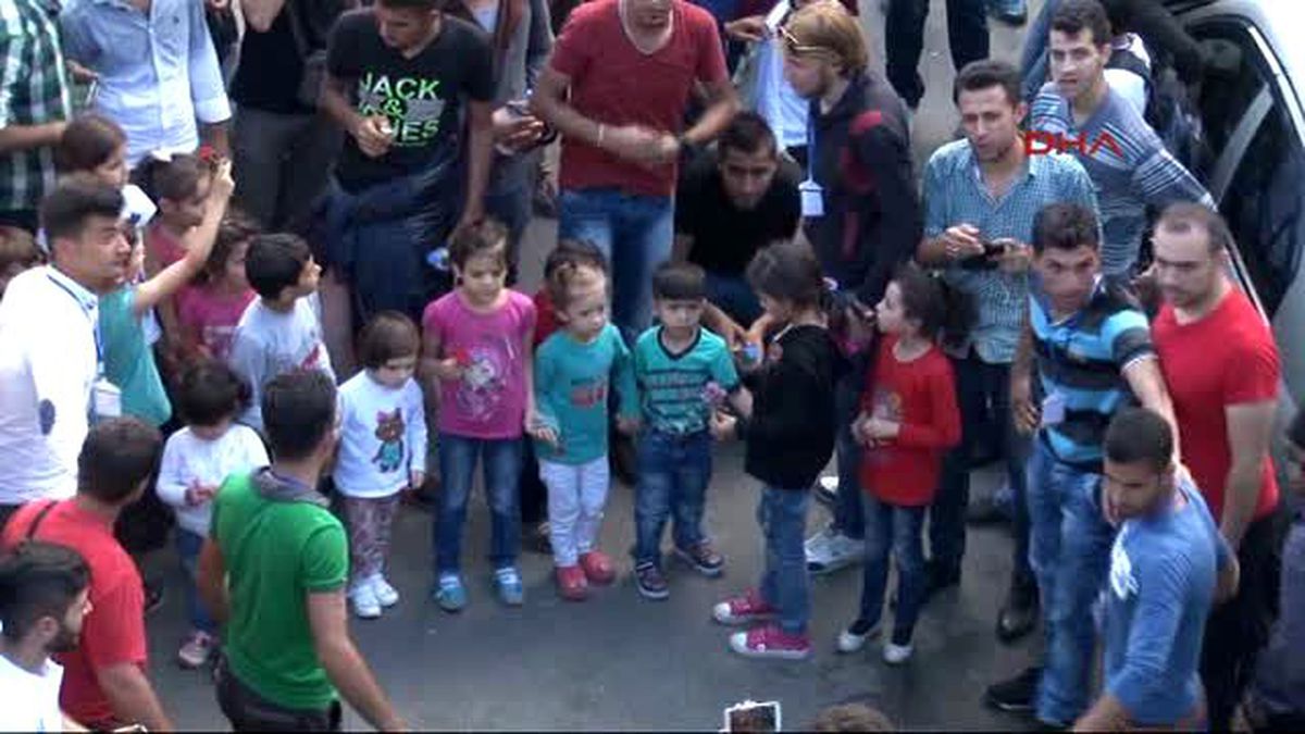 Suriyeli Çocuklardan Polislere Çiçek...
