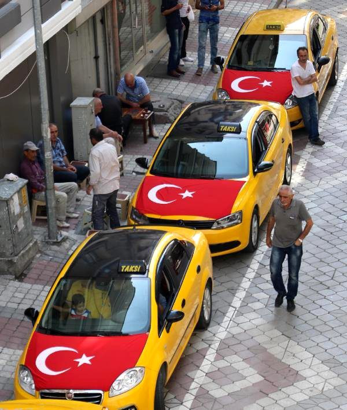 Taksi Şoförleri Otomobillerini Türk Bayrağı ile Kapladı