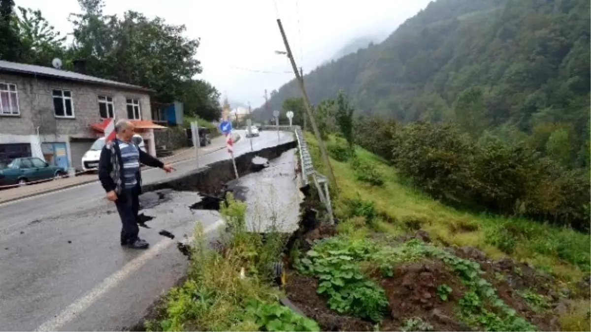 Vakfıkebir-tonya Karayolu\'nda Heyelan Sonucu Çöken Yol Korkutuyor