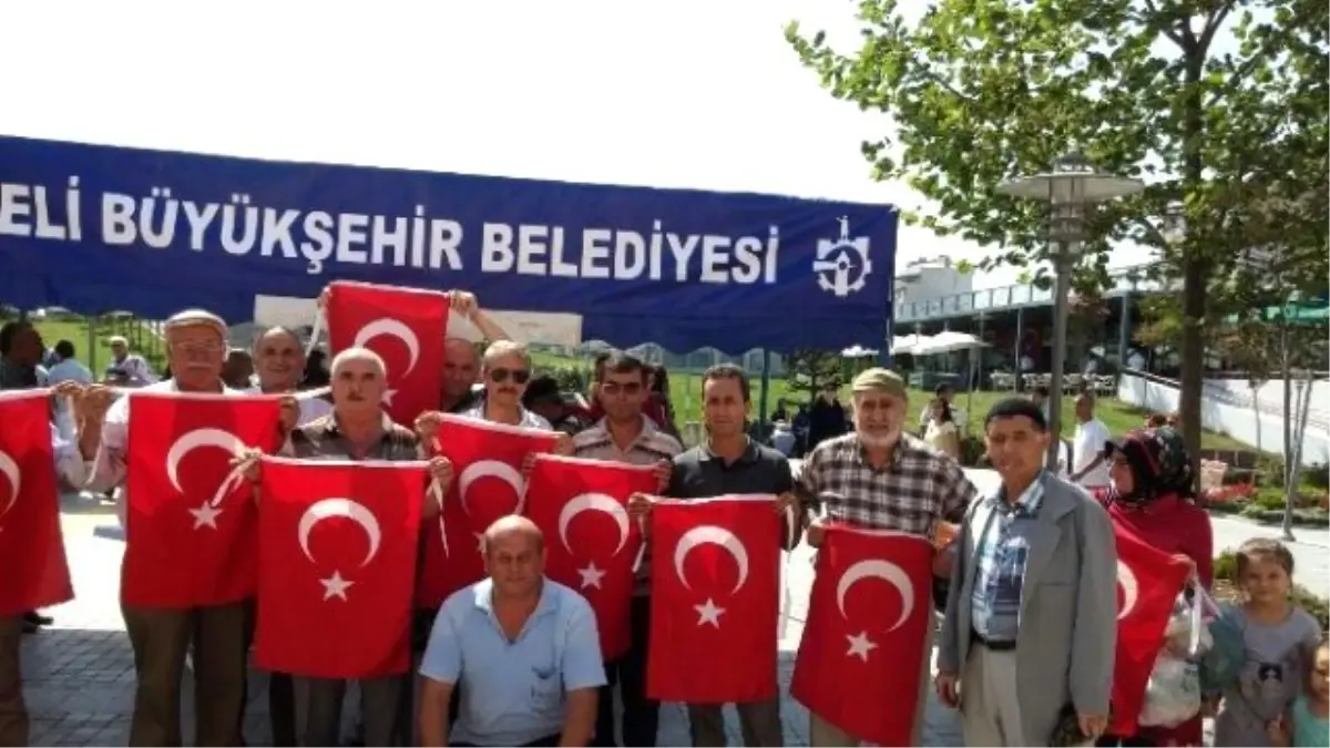 Büyükşehir Binlerce Türkiye Bayrağı Dağıttı