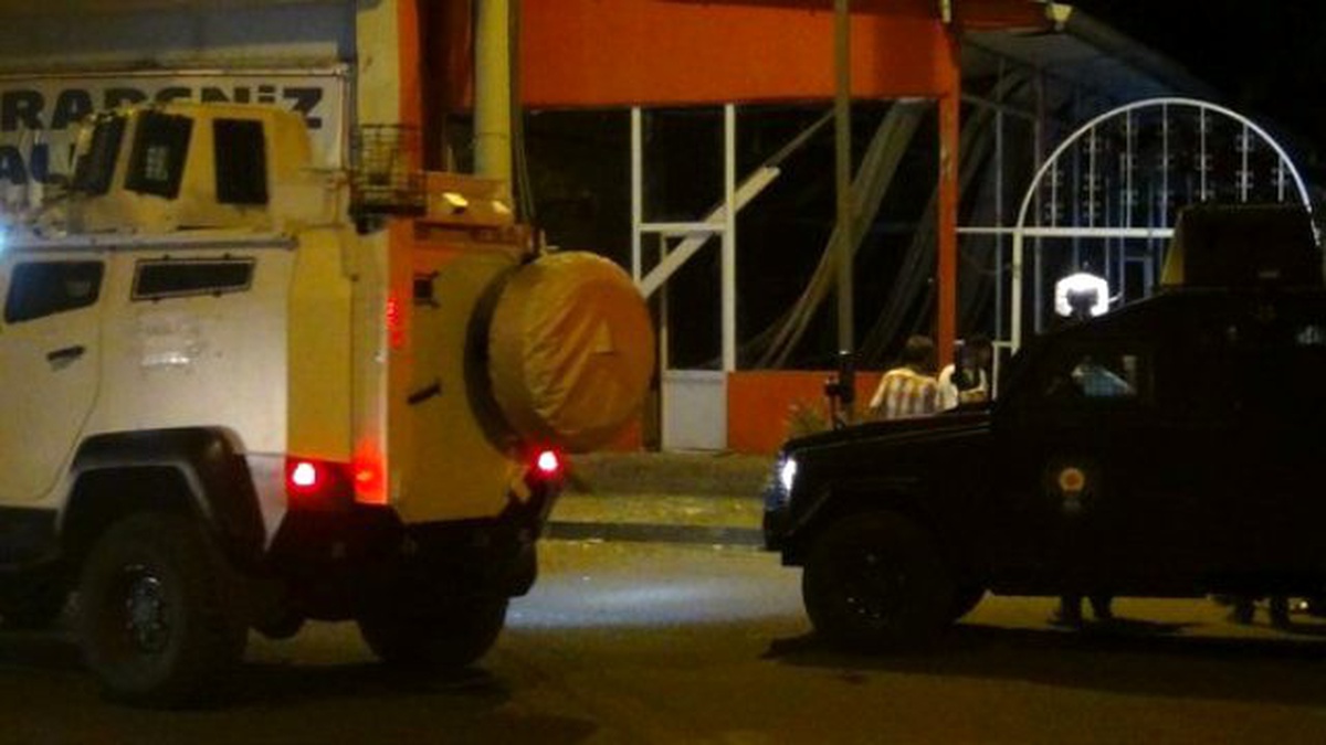 Diyarbakır\'da Barikat Kuran Teröristler Polisle Çatıştı