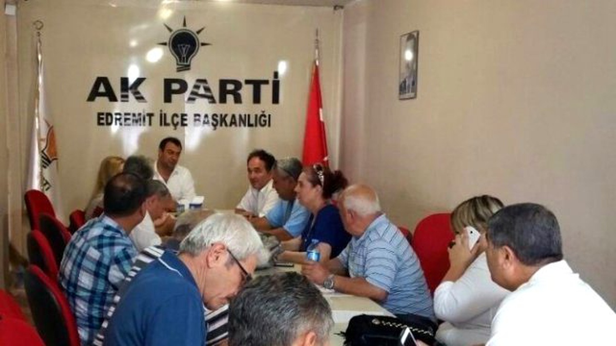 Edremit\'te AK Parti Muhtarlarla Bir Araya Geldi