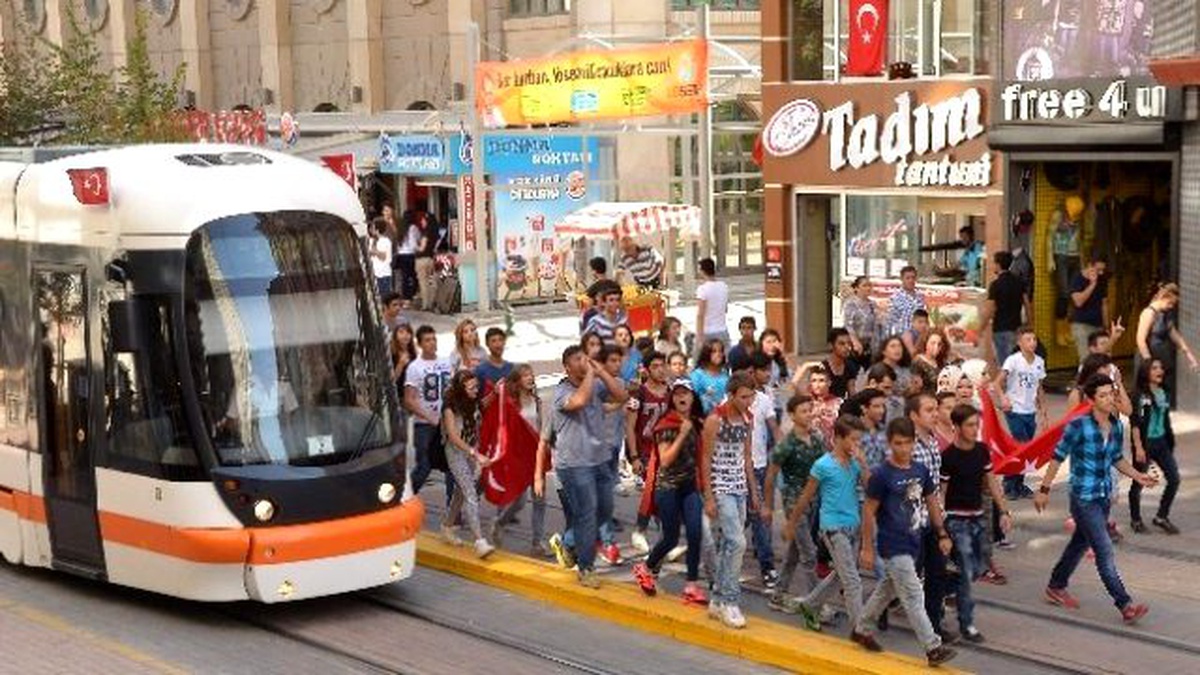 Eskişehirli Gençler Şehit Düşen Polis ve Asker Ağabeyleri İçin Yürüdü