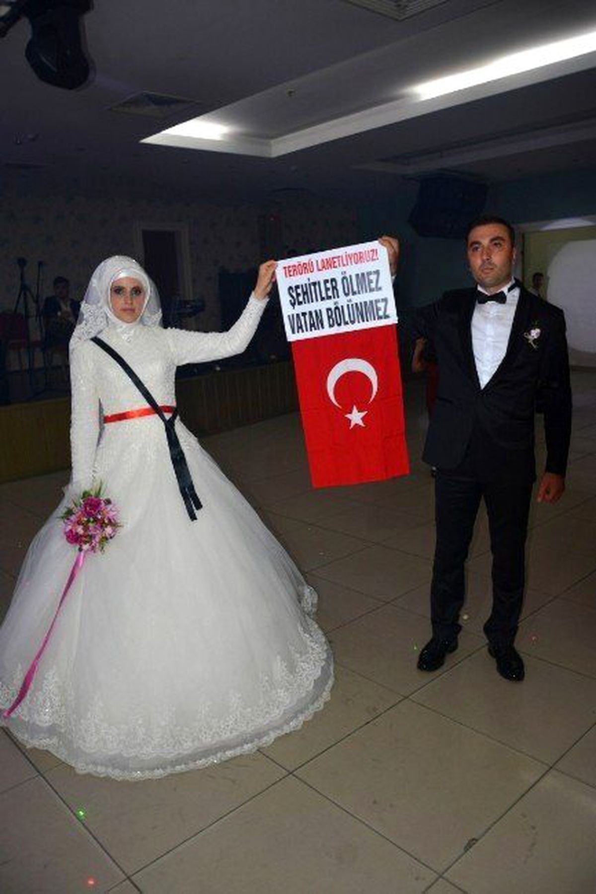 Gelin-damattan Düğünde Anlamlı Mesaj