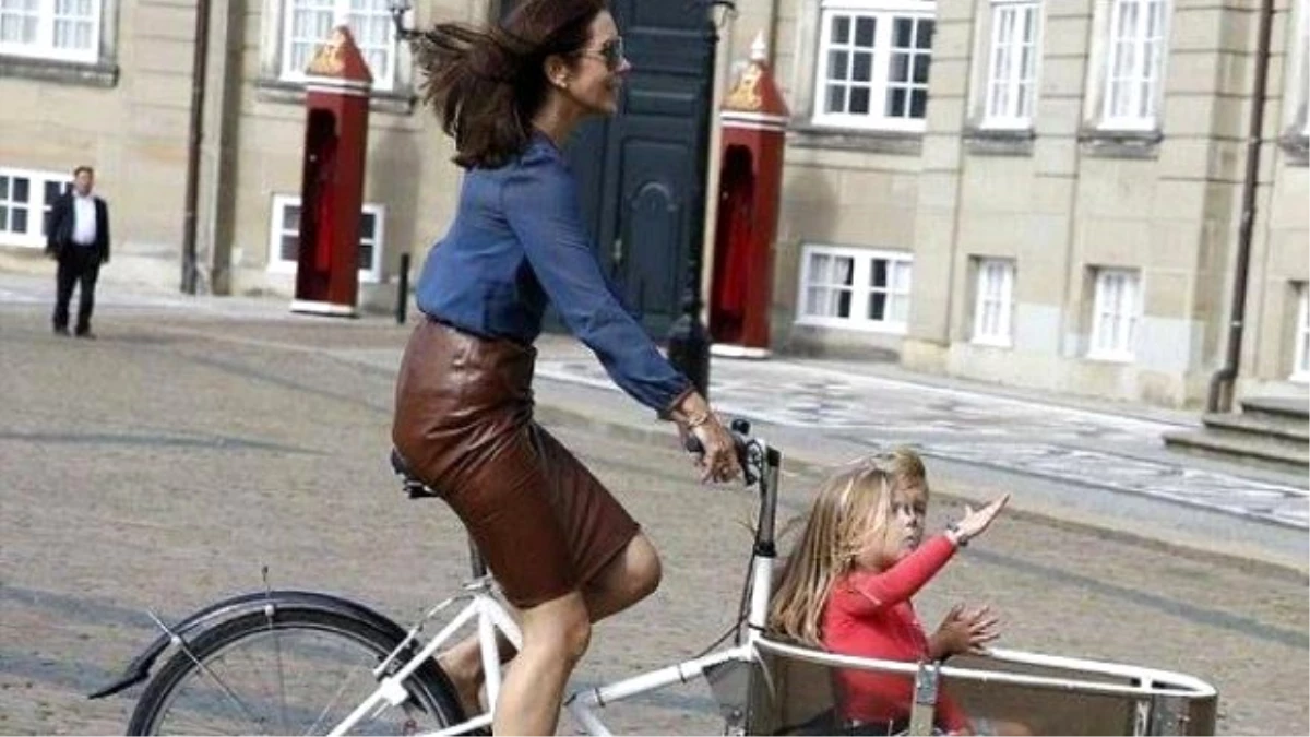 Danimarkalı Prensesin Kasksız Bisiklete Binmesi Olay Oldu