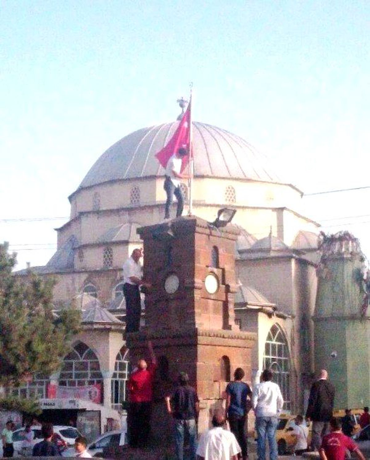 Şehitler Çeşmesi Üzerindeki Türk Bayrağı Yenilendi