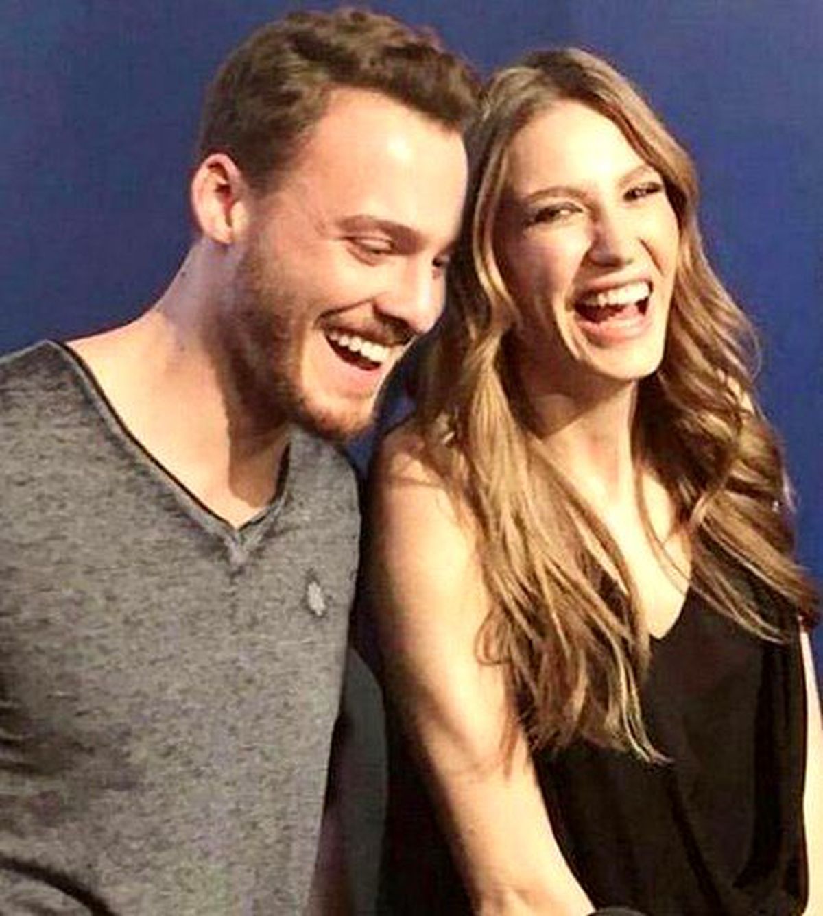 Serenay Sarıkaya ve Kerem Bürsin İlk Kez El Ele Görüntülendi