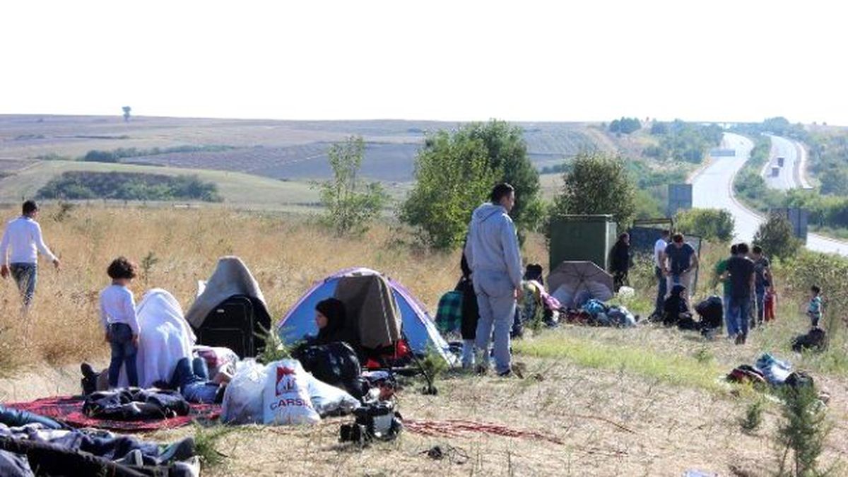Suriyeli Sığınmacıların Edirne Otobanında Bekleyişleri Sürüyor