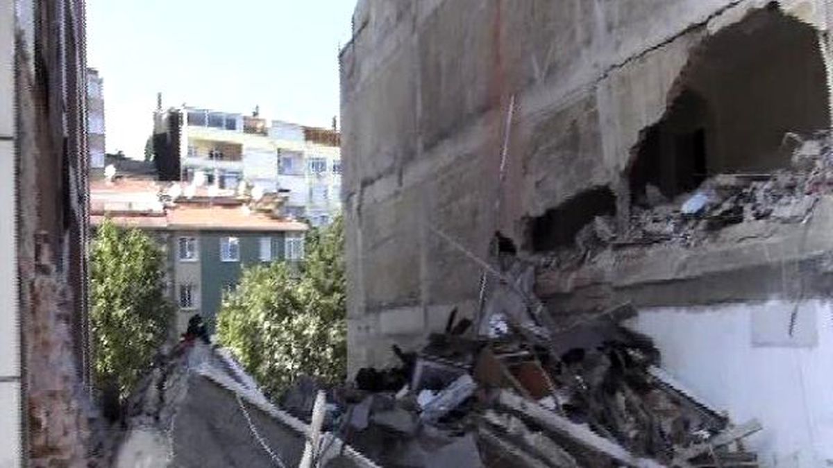 Üsküdar'da 5 Katlı Bina Çöktü!